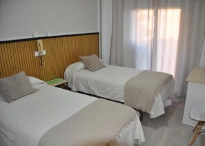 Dubbelrum | Duntäcken, Select Comfort-madrasser, skrivbord och arbetsyta för laptop