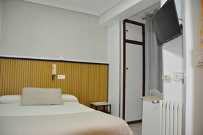 Enkelrum - privat badrum | Duntäcken, Select Comfort-madrasser, skrivbord och arbetsyta för laptop