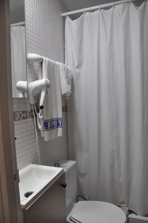 Double Room, Private Bathroom | Down comforters, Select Comfort beds, desk, laptop workspace - Hostal Ramón y Cajal (Valladolid)
