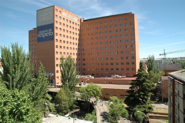 A large, multi-story building with a prominent sign reading "espacio de salud" and "espacio de respeto".