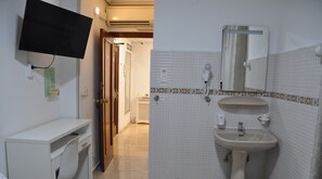 Cubrecamas, colchones Select Comfort y escritorio 
