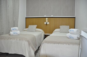 Chambre avec lits jumeaux, salle de bains commune
