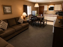 Comfort Suite | Private kitchenette | Coffee/tea maker, mini-fridge, microwave