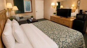 Traditionele kamer, 1 kingsize bed, koelkast en magnetron | Woonruimte | Een 42-inch flatscreentelevisie met kabelzenders