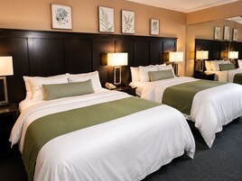 Quarto quádruplo conforto, 2 camas Queen | Berços grátis, camas extras/dobráveis, Wi-Fi de cortesia, roupa de cama