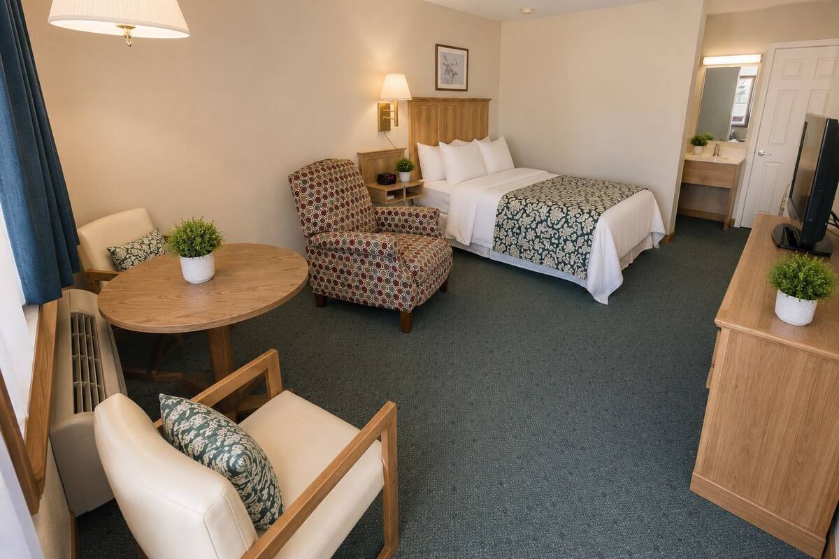 Standard Room, 1 Queen Bed | Free cots/infant beds, free rollaway beds, free WiFi, bed sheets