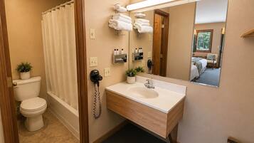 Standard Room, 1 Queen Bed | Bathroom