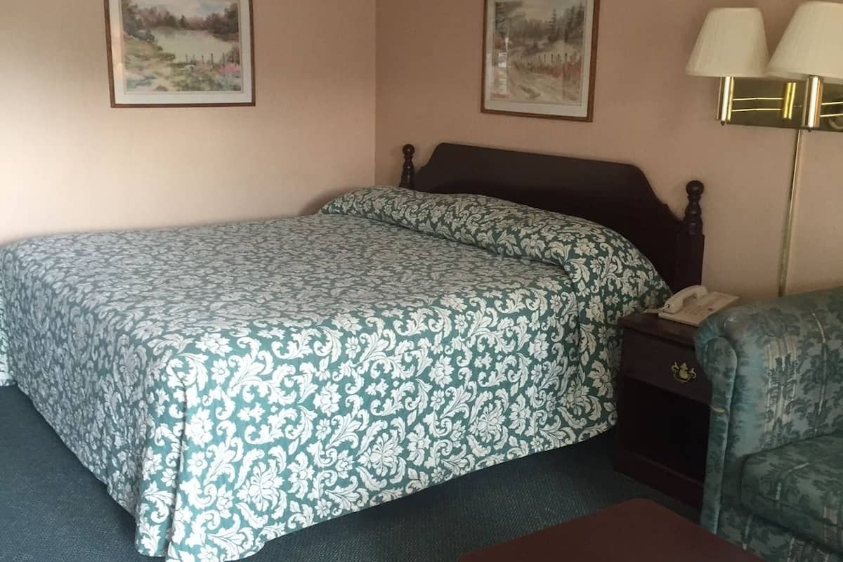 traditional room, 1 king bed, refrigerator & microwave | 1 bedroom, free cots/infant beds, rollaway beds, free wifi