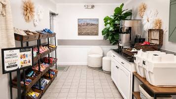 Una cocina limpia y bien organizada con una cafetera, contenedores de almacenamiento y un letrero que dice '¿Olvidaste algo?'.