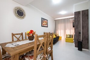 Apartment, Multiple Beds, Non Smoking (102) | Living area | Flat-screen TV