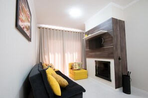 Apartamento, várias camas, para não fumantes (102) | Sala de estar | TV de tela plana