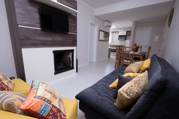 Apartment, Multiple Beds, Non Smoking (102) | Living room | Flat-screen TV
