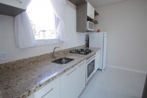 Apartamento, várias camas, para não fumantes (102) | Cozinha privada | Geladeira, micro-ondas, fogão, cooktop
