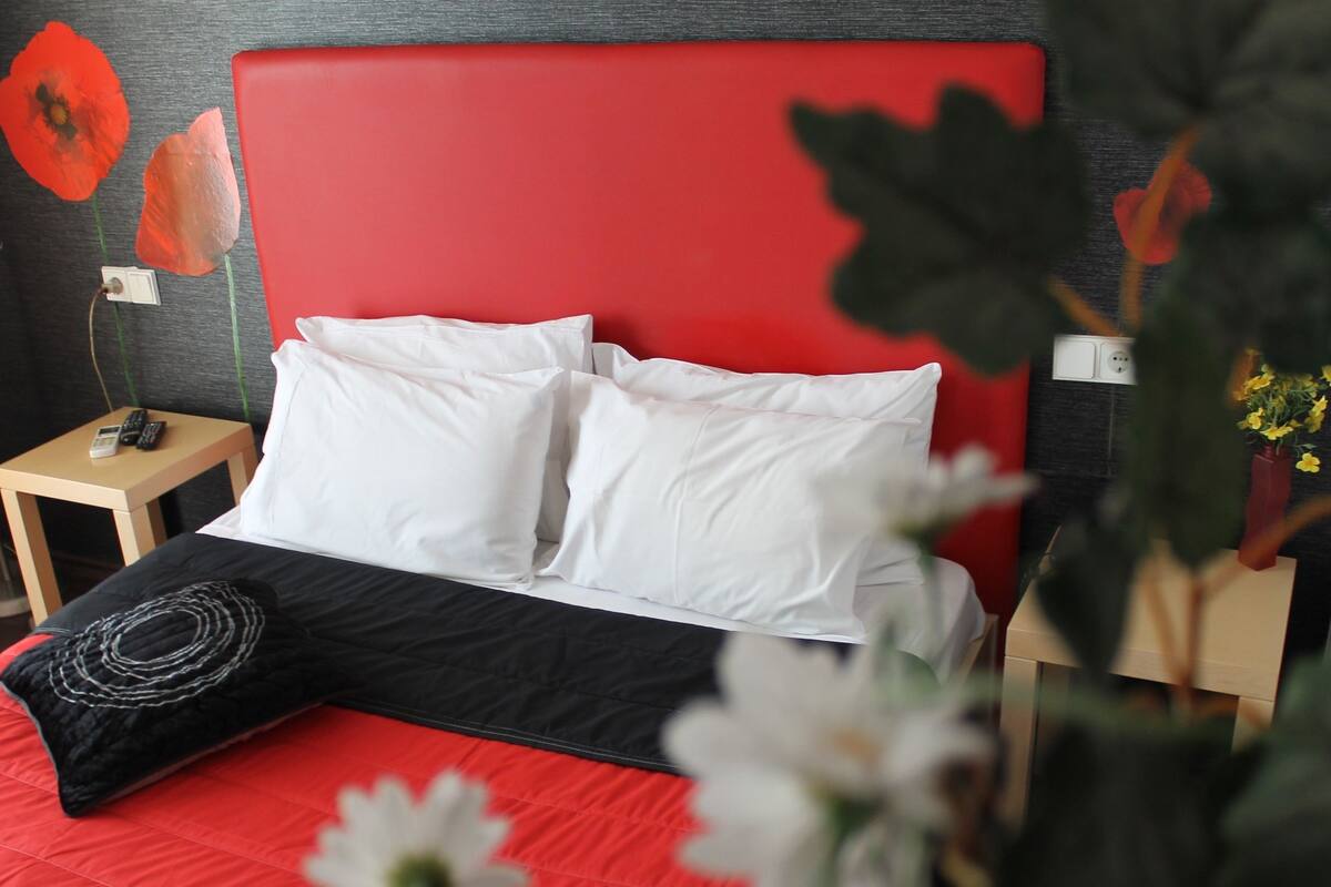 Individually decorated, free WiFi, bed sheets