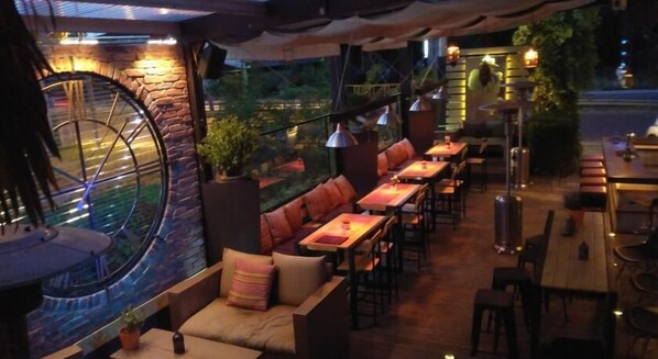 Bar (trong khuôn viên)