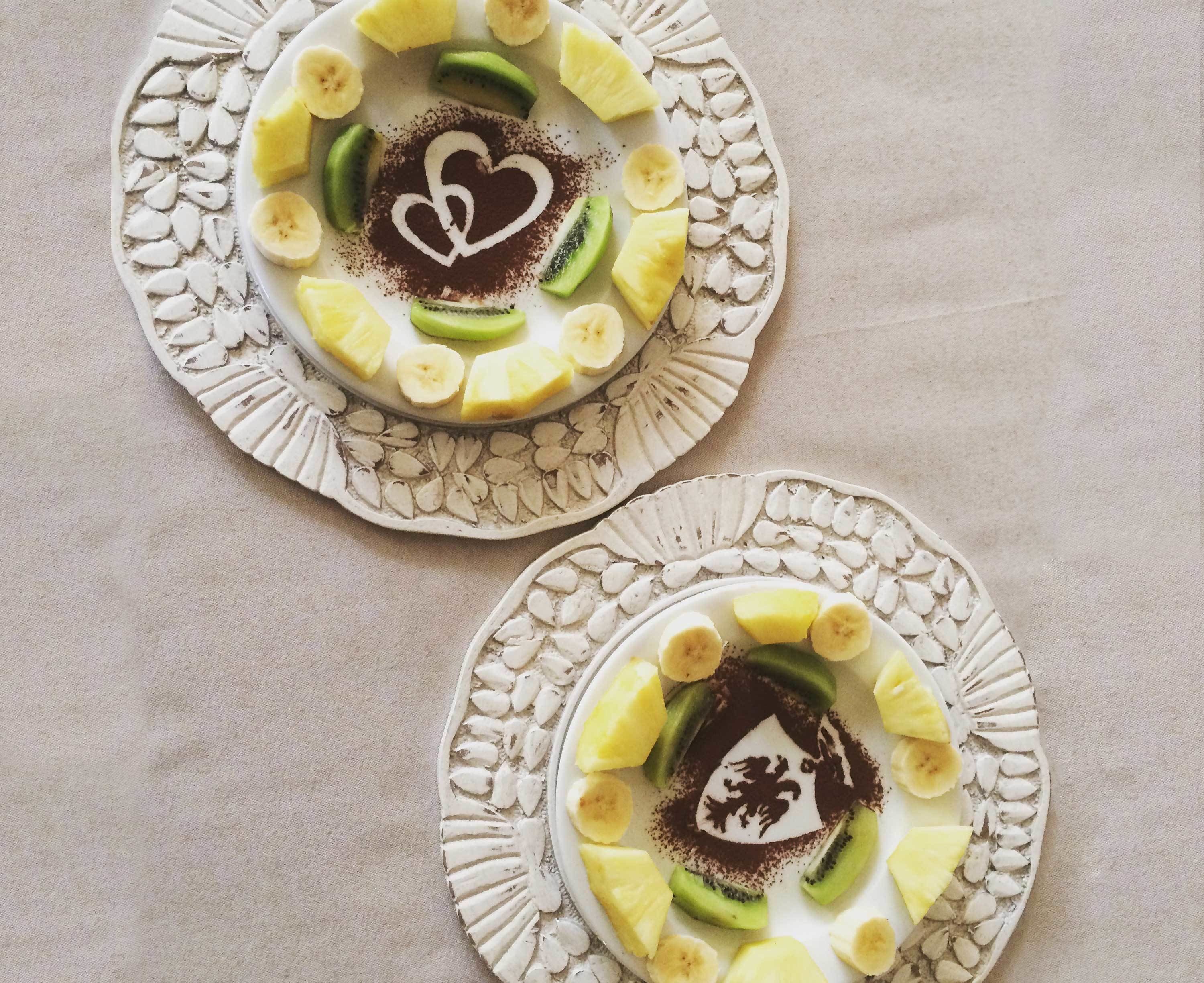Dos platos decorativos con rodajas de fruta y diseños sobre una superficie texturizada.