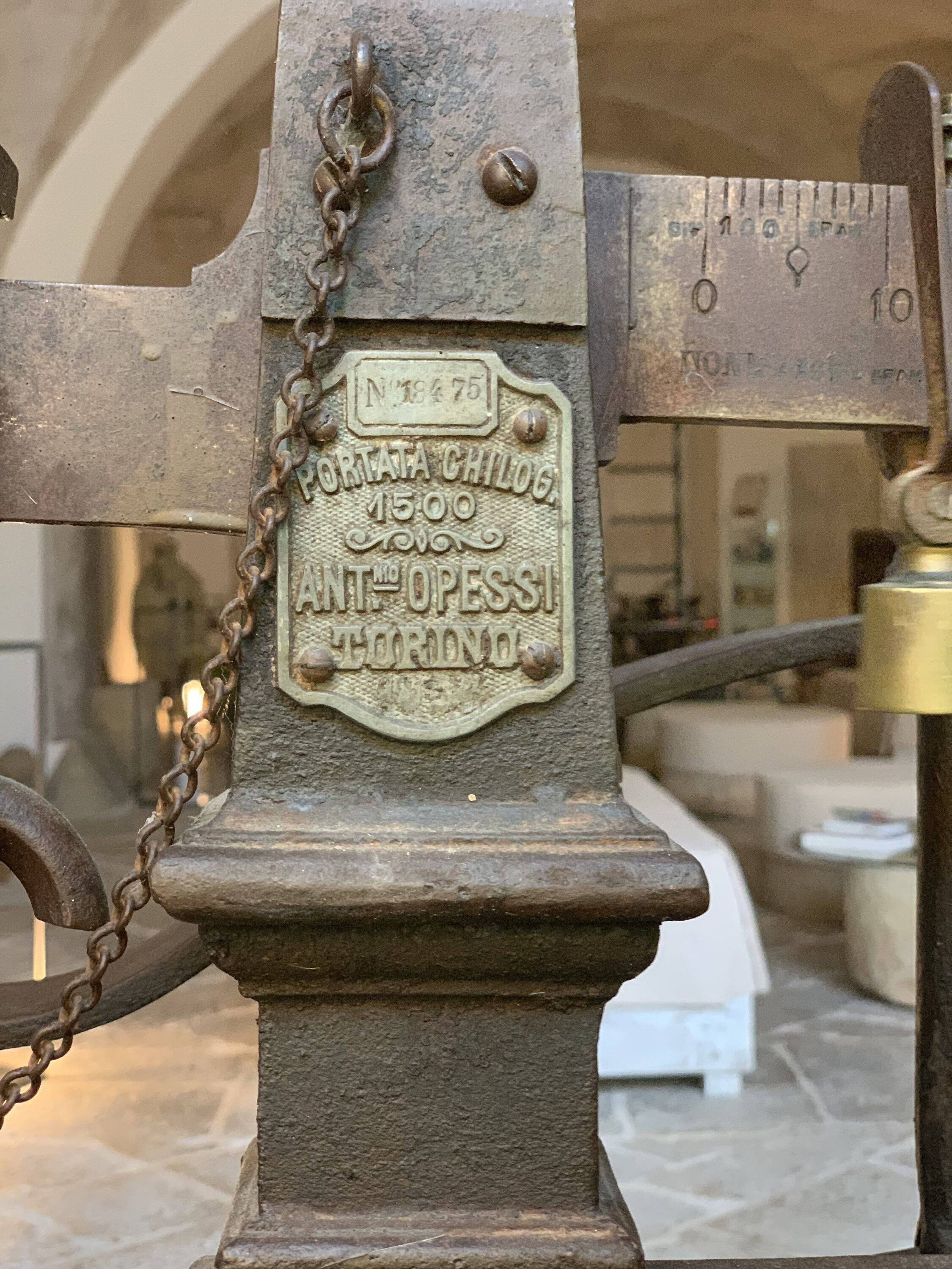 A metal structure with a plaque reading "Portata Chiloq 1500 Ant-Opessi".