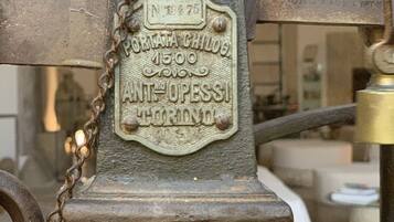 A metal structure with a plaque reading "Portata Chiloq 1500 Ant-Opessi".