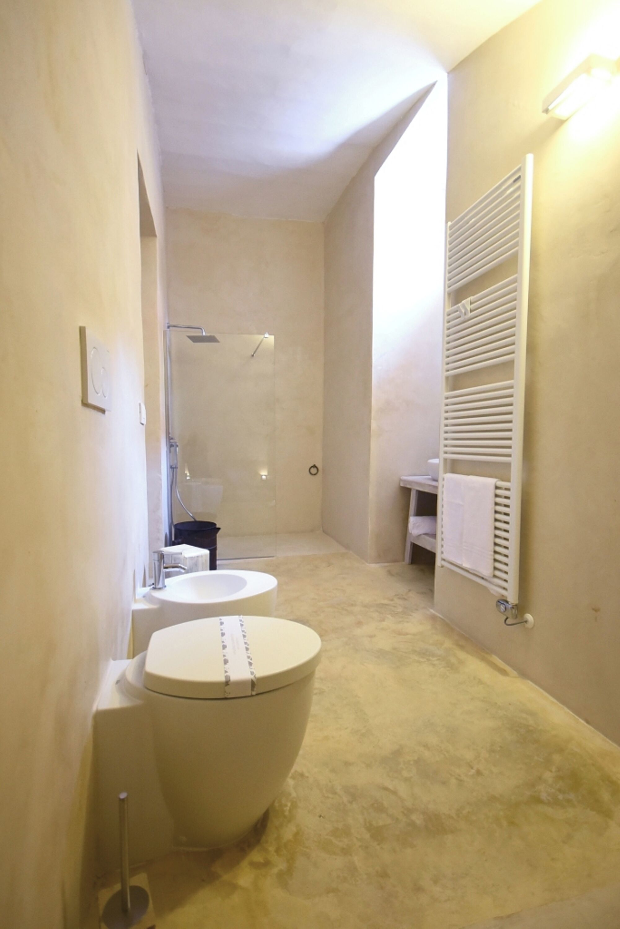 Ein Badezimmer mit Toilette, Waschbecken und Dusche.