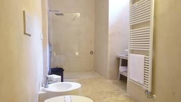 Ein Badezimmer mit Toilette, Waschbecken und Dusche.