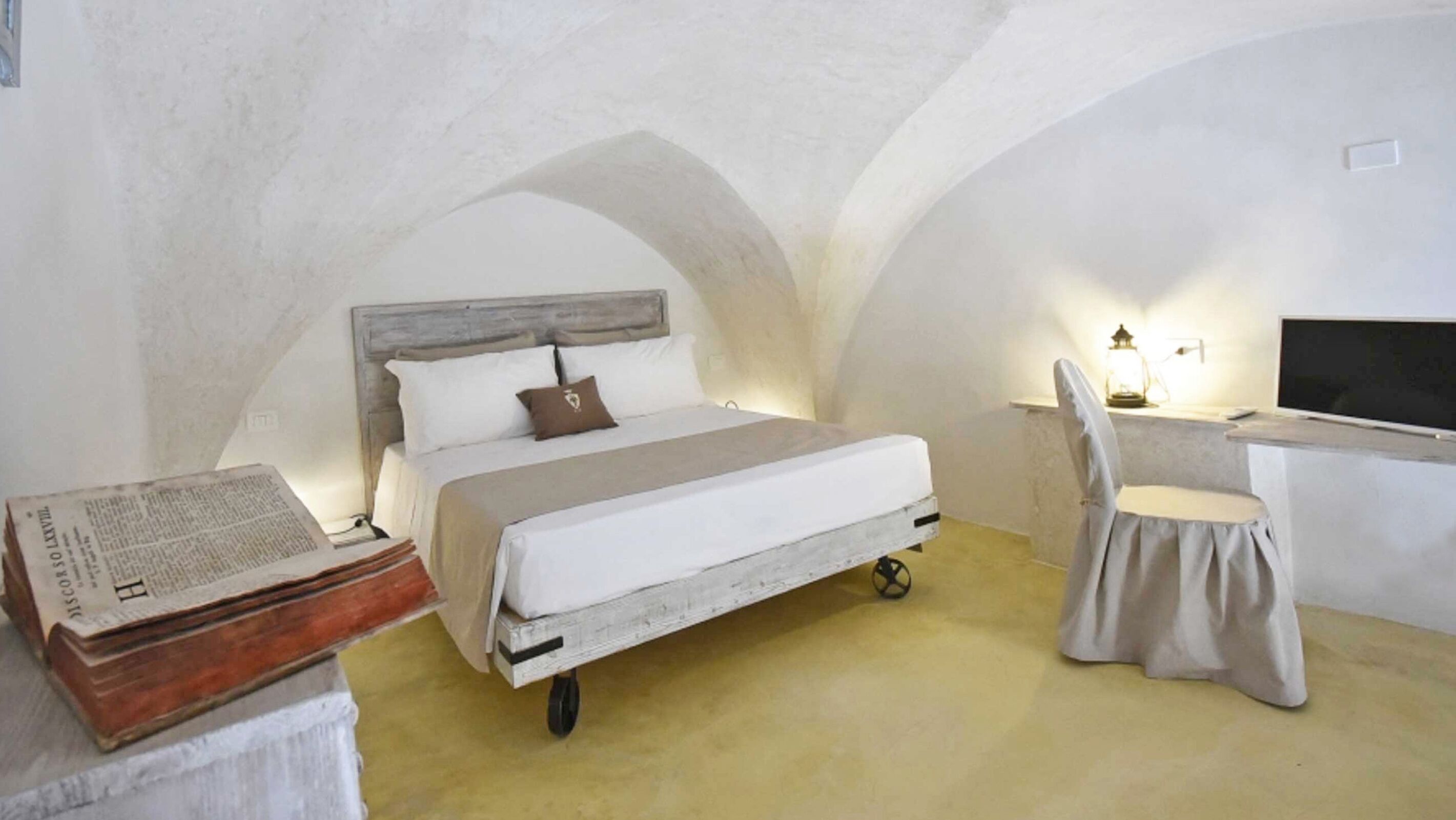 Ein Schlafzimmer mit einem Bett, einem Schreibtisch und einem Stuhl.