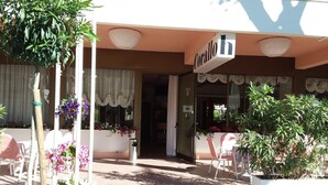 A building with a sign reading "Corallo h". - Hotel Corallo (San Mauro Pascoli)