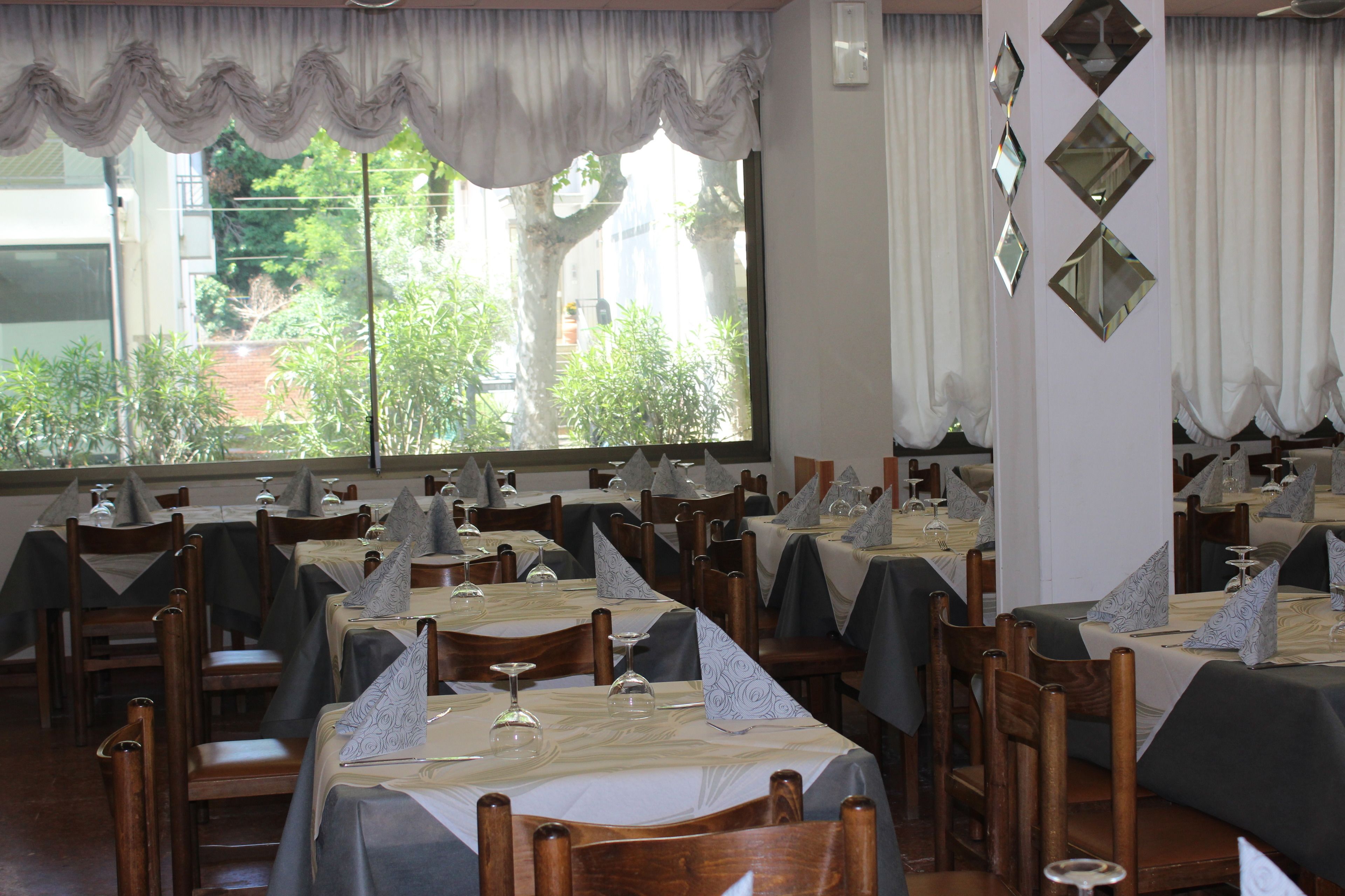 Petit déjeuner et déjeuner servis sur place, spécialités Cuisine locale