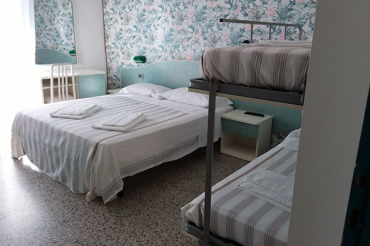 Quarto quádruplo | Roupas de cama premium, cofres nos quartos, escrivaninha