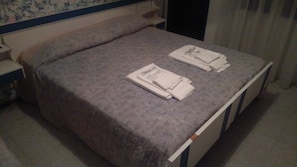 Doppel- oder Zweibettzimmer | Hochwertige Bettwaren, Zimmersafe, Schreibtisch