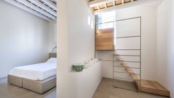 Suite exclusiva, Terraza, vista al jardín | Ropa de cama de alta calidad, edredón y minibar
