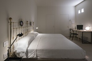 Habitación Confort, accesible para personas con discapacidad, planta baja | Ropa de cama de alta calidad, edredones de plumas, minibar y caja fuerte