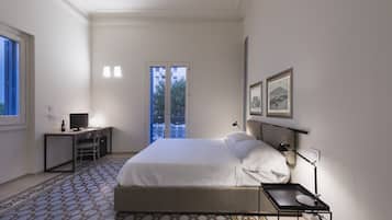 Executive tweepersoonskamer | Luxe beddengoed, donzen dekbedden, een minibar, een kluis op de kamer