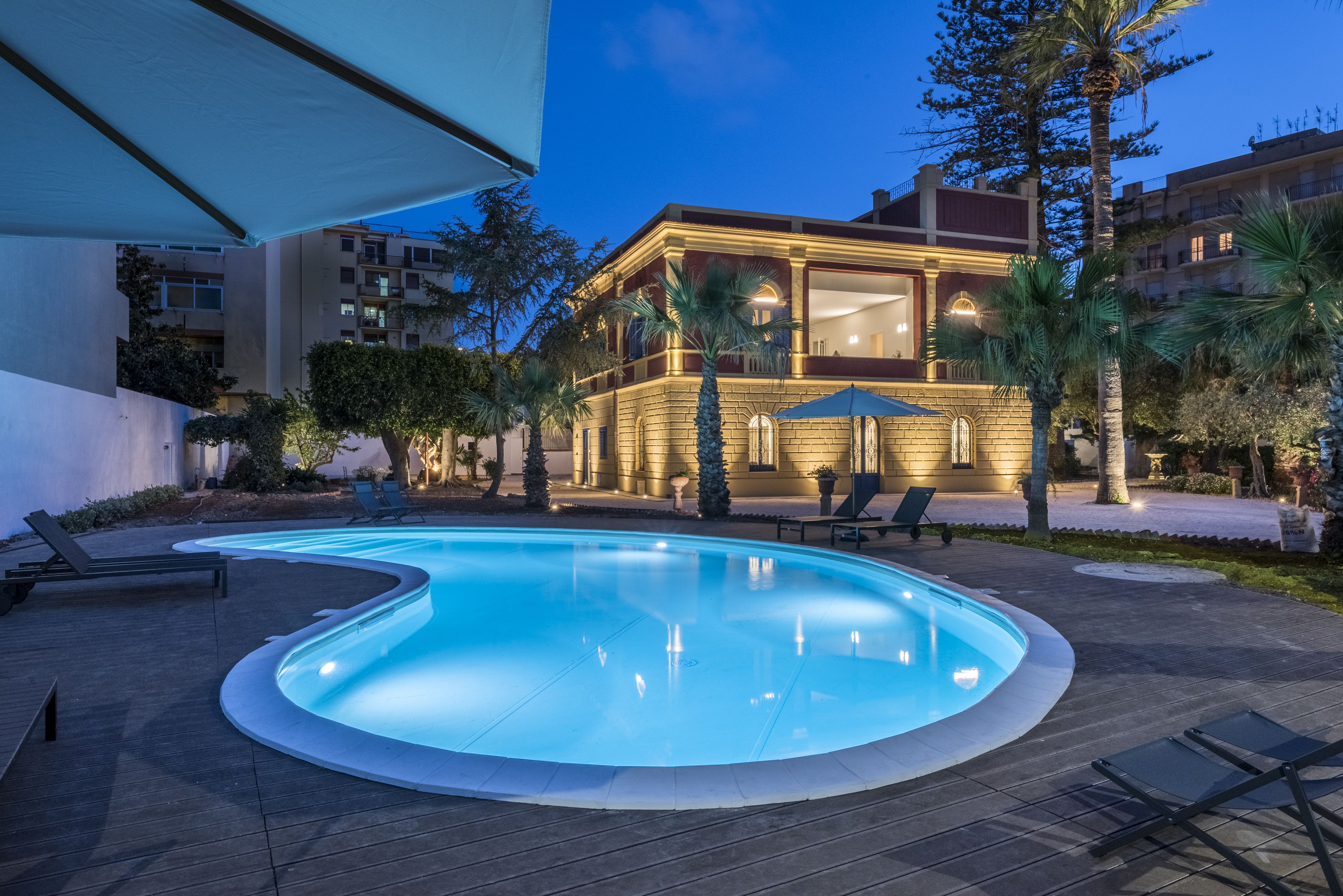 Utendørsbasseng, bassengparasoller og solsenger