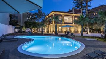 Utendørsbasseng, bassengparasoller og solsenger