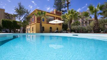 Utendørsbasseng, bassengparasoller og solsenger