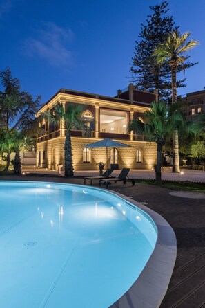 حمّام سباحة خارجي، مظلات على حمّام السباحة، مقاعد للتشمس