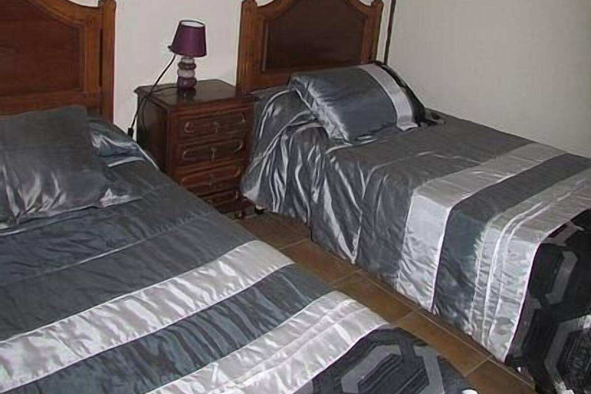 Meja kerja, tirai kedap cahaya, dan tempat tidur bayi gratis