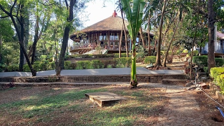 3 restaurantes; se sirve cocina internacional . Ghion Hotel