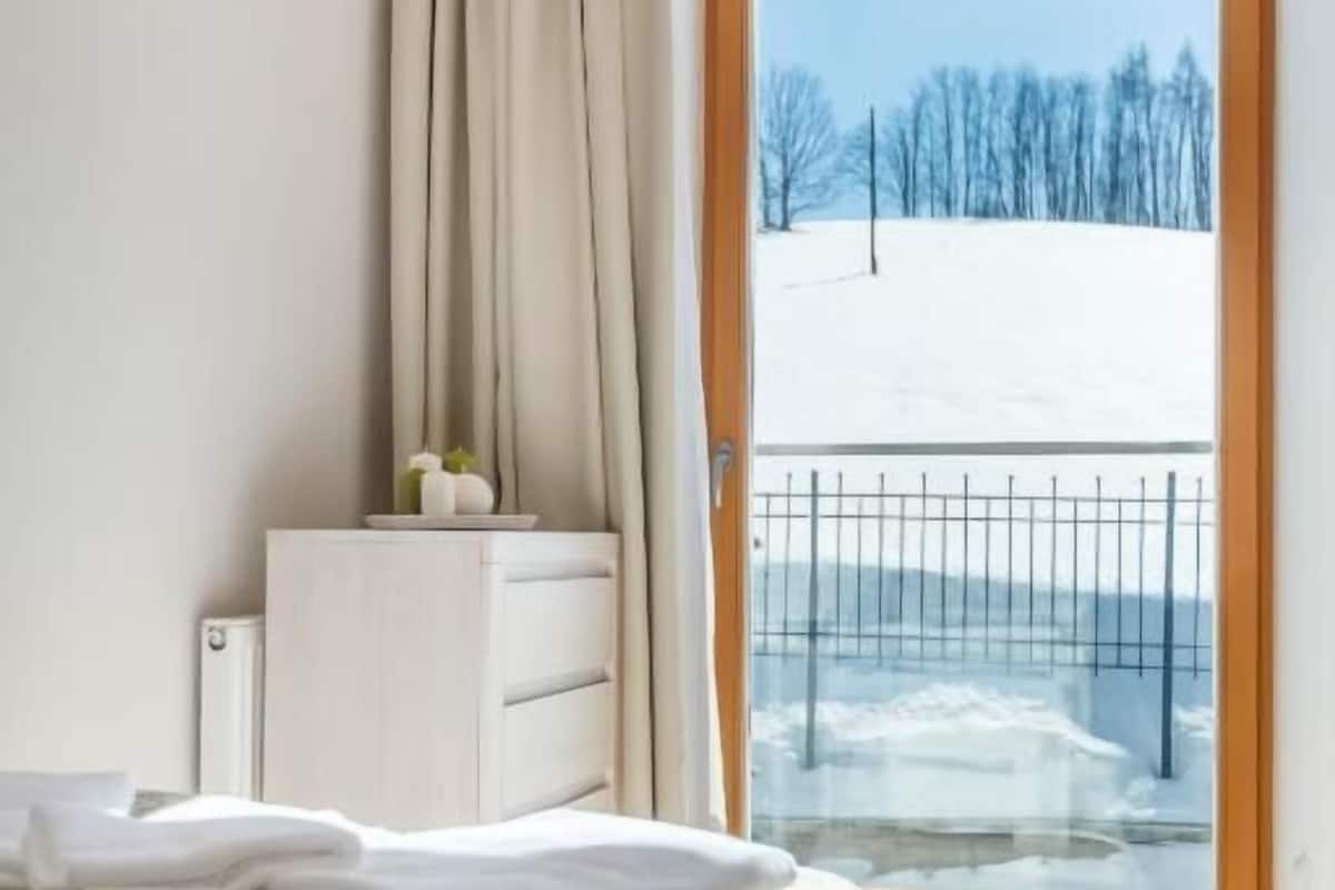 Apartamento premium, sacada, vista para o pátio | Roupas de cama premium, quartos à prova de som, Wi-Fi de cortesia
