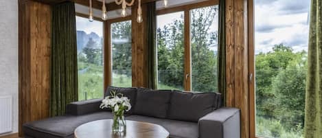Comfort Apartment, Balcony, Mountain View | Living area