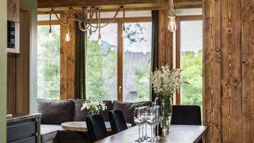 Comfort Apartment, Balcony, Mountain View | Dining