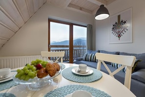 Gallery Apartment, Balcony, Mountain View | Dining