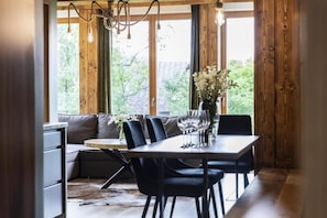 Apartamento Confort, balcón, vistas a la montaña | Servicio de comidas en la habitación