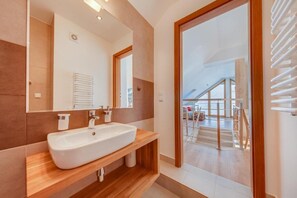 Apartamento luxo, sacada, vista para a montanha | Banheiro
