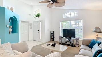 Casa, 4 habitaciones | Área de sala de estar | Televisión de pantalla plana y estéreo
