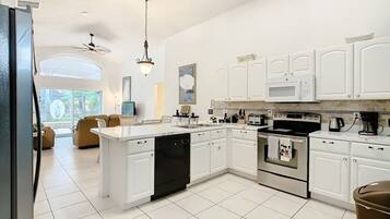 House, 4 Bedrooms | Private kitchen