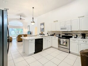 House, 4 Bedrooms | Private kitchen
