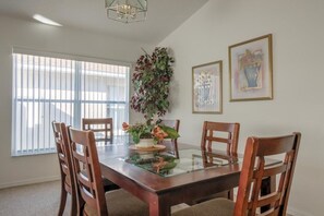 Casa, 4 habitaciones | Cocina privada | Cafetera y tetera, tetera eléctrica, tostadora y utensilios de cocina