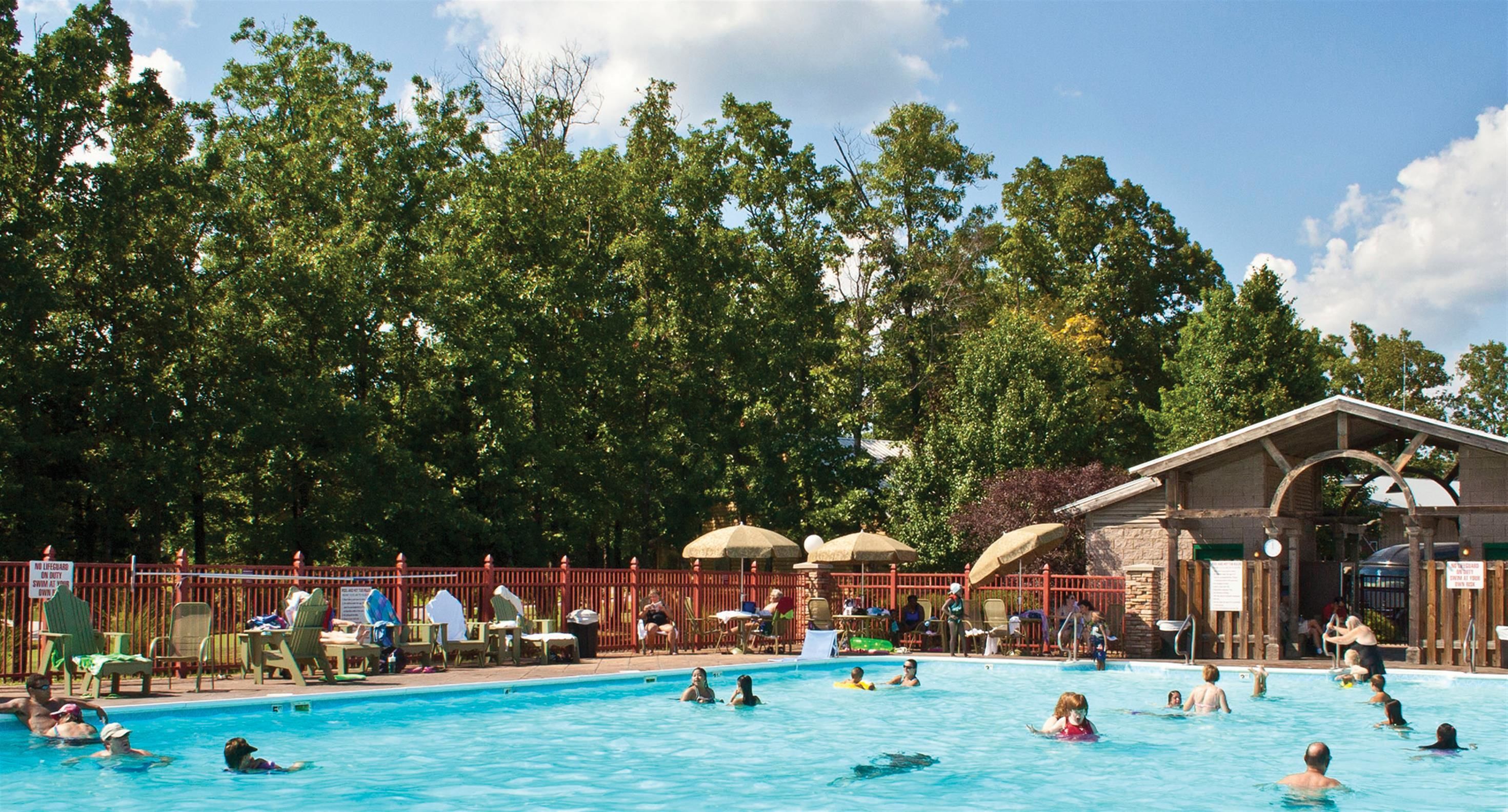 Sesongbasert utendørsbasseng, bassengparasoller og solsenger