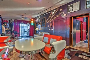 Signature Condo, 2 Bedrooms, Kitchen, Golf View | Living area | Flat-screen TV, Netflix, DVD player, first-run movies